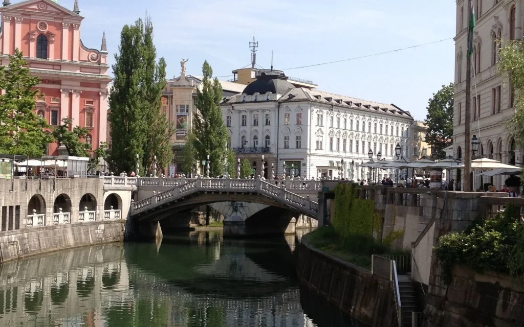 Ljubljana's Triple Bridge and riverside buildings around Pre&scaron;eren Square.